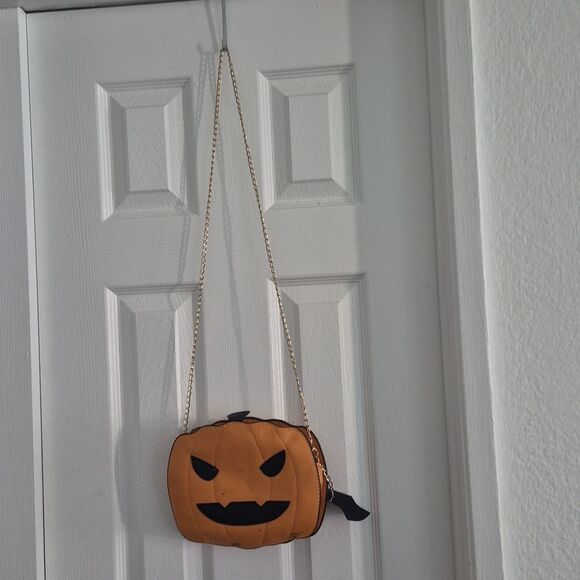 🎁3/$30🎁  Tattered Pumpkin Jack-o-lantern Face Crossbody Bag W Gold Chain - Picture 7 of 7